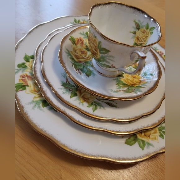 Royal Albert Yellow Tea Rose 5 Piece Set - Picture 3 of 7